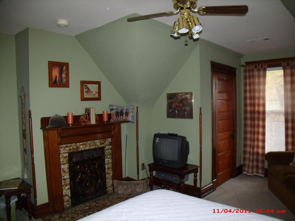 The Corner House Bed & Breakfast Nicholasville Room photo